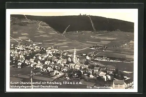 AK Oberwiesenthal, Teilansicht mit Fichtelberg vom Flugzeug aus