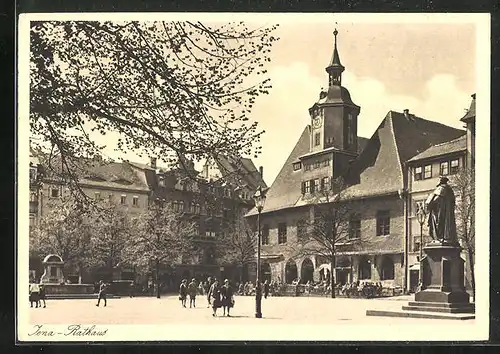 AK Jena, Passanten und Denkmal vor dem Rathaus