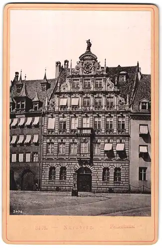 Fotografie unbekannter Fotograf, Ansicht Nürnberg, Pellerhaus und Denkmal