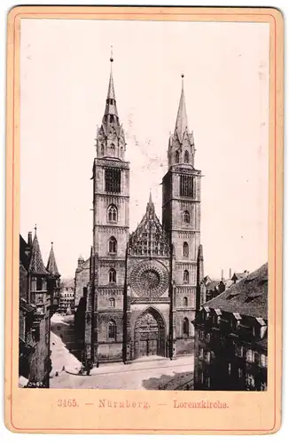 Fotografie unbekannter Fotograf, Ansicht Nürnberg, Strasse an der Lorenzkirche