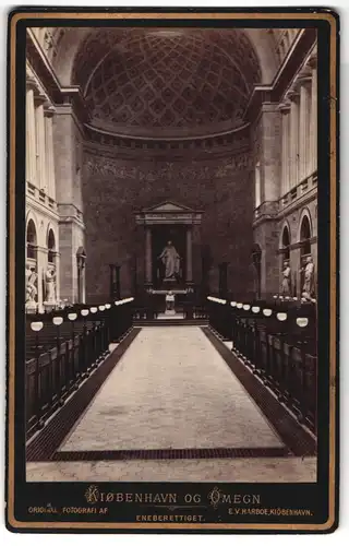 Fotografie E.V. Harboe, Kiöbenhavn, Ansicht Kiöbenhavn, Kirche Innenansicht mit Altar