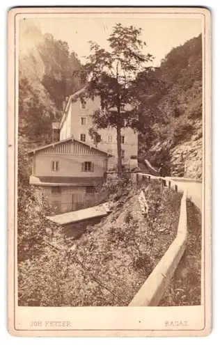 Fotografie Joh. Fetzer, Ragaz, Bahnhofstr. Ansicht Tamina-Schlucht, Strassenpartie mit Gebäude