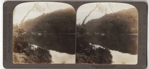 Stereo-Fotografie American Stereoscopic Co., New York, Ansicht Katrine-See / Schottland, Seeblick mit Bootsanleger