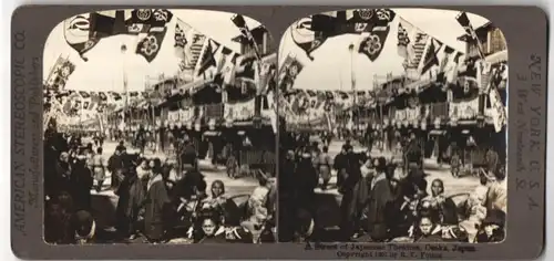 Stereo-Fotografie American Stereoscopic Co., New York, Ansicht Osaka, Strassenansicht mit japanischen Theatern