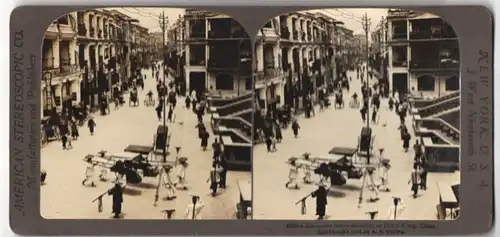 Stereo-Fotografie American Stereoscopic Co., New York, Ansicht Hong Kong, Europäer beim Einkaufsbummel mit Sänfte