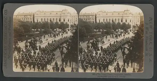 Stereo-Fotografie American Stereoscopic Co., New York, Ansicht Stockholm, Aufzug der königlichen Garde