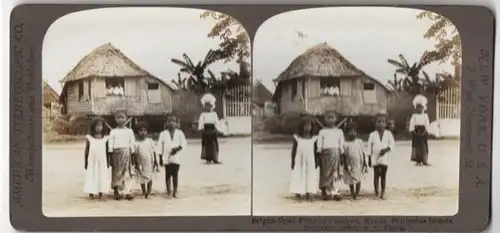 Stereo-Fotografie American Stereoscopic Co. New York, Manila / Philippinen, Kinder vor einer typischen Hütte