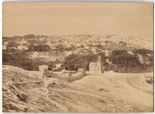 Fotografie unbekannter Fotograf, Ansicht Marseille, Panorama mit Küstenabschnitt & Villa am Stadtrand, 27 x 20cm