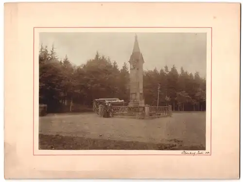 Fotografie unbekannter Fotograf, Ansicht Oberhof, Rondell-Obelisk mit Rennsteig-Querung 1900