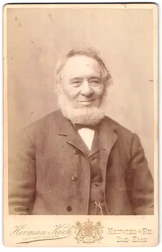 Fotografie Hermann Koch, Neuwied / Rhein, Portrait betagter Herr mit Backenbart