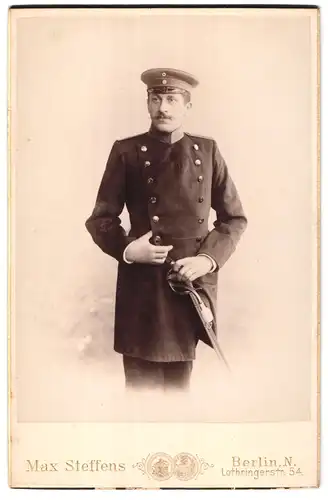 Fotografie Max Steffens, Berlin, Lothringerstr. 54, Offizier in Uniform mit Schirmmütze und Säbel