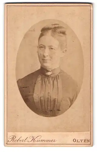 Fotografie Robert Kummer, Olten, Portrait bürgerliche Dame mit zeitgenössischer Frisur