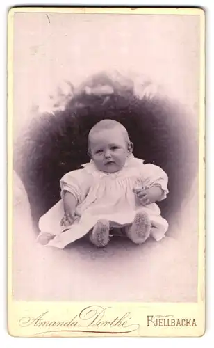 Fotografie Amanda Dorthé, Fjellbacka, Portrait süsses Kleinkind im weissen Kleid