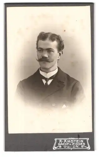 Fotografie A. Amstein, Olten, Portrait eleganter Herr mit Schnauzbart