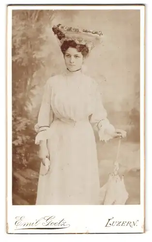 Fotografie Emil Goetz, Luzern, Hirschmattstrasse 8, Portrait elegante Dame mit Hut und Schirm