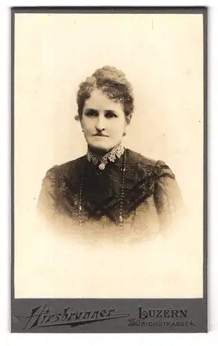 Fotografie Hirsbrunner, Luzern, Zürichstrasse 4, Portrait junge Dame im hübschen Kleid