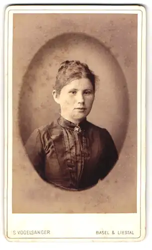 Fotografie S. Vogelsanger, Basel, Leonhardsgraben 23, Brustportrait junge Dame mit hochgestecktem Haar
