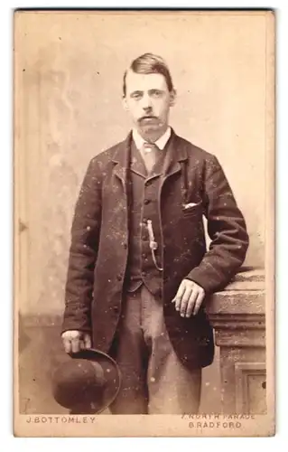 Fotografie J. Bottomley, Bradford, 7, North Parade, Portrait junger Herr in modischer Kleidung