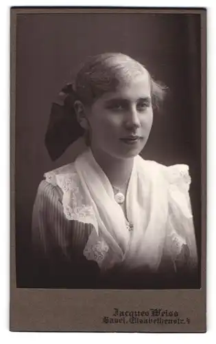 Fotografie Jacques Weiss, Basel, Elisabethenstrasse 4, Portrait junge Dame mit Spitzenkragen und Medaillon