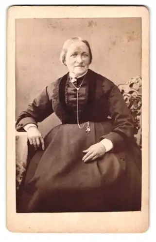 Fotografie J. Höflinger, Basel, Blumenrain 32, Portrait ältere Dame in zeitgenössischer Kleidung