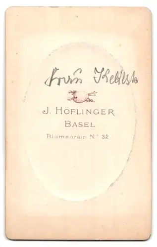 Fotografie J. Höflinger, Basel, Blumenrain 32, Portrait älterer Herr im Anzug mit Fliege