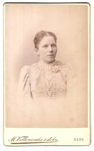 Fotografie M. Vollenweider & Sohn, Bern, Postgasse 68, Portrait junge Dame im hübschen Kleid