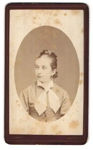 Fotografie Olsommer, Neuchâtel, Brustportrait junge Dame mit Hochsteckfrisur