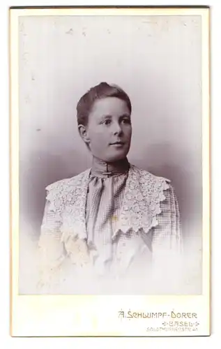 Fotografie A. Schlumpf-Dorer, Basel, Solothurnerstrasse 41, Portrait Fräulein im karierten Kleid mit Spitzenkragen