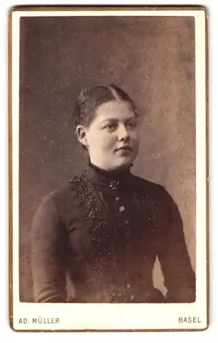 Fotografie Ad. Müller, Basel, St. Clarastrasse 5, Portrait junge Dame im Kleid mit Kragenbrosche