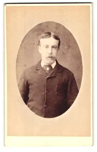 Fotografie Sinclair & Co., London-NW, 410 & 412 Euston Road, Portrait modisch gekleideter Herr mit Oberlippenbart
