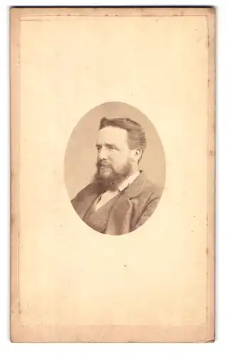 Fotografie W. Mc Lean, Hunstanton, Brustportrait modisch gekleideter Herr mit Vollbart