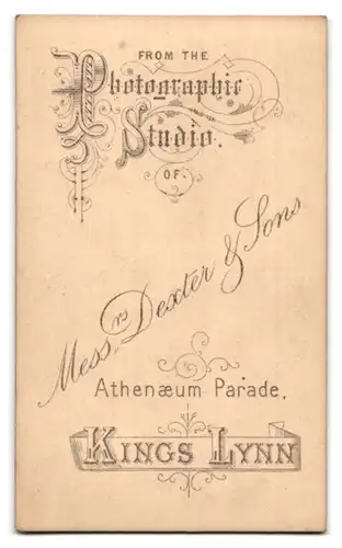 Fotografie Mess. Dexter & Sons, Kings Lynn, Athenaeum Parade, Portrait modisch gekleideter Herr mit Henri-Quatre