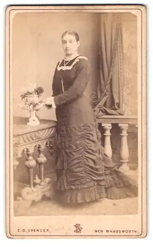 Fotografie E. D. Spencer, New Wandsworth, Portrait junge Dame im modischen Kleid