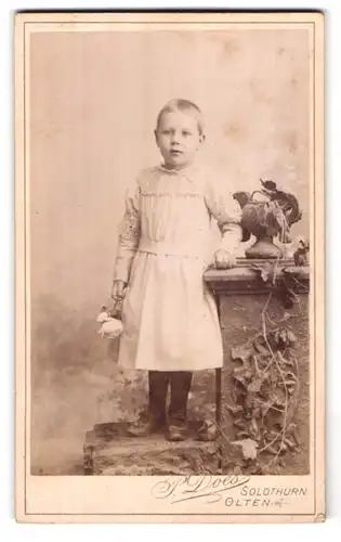 Fotografie P. Does, Solothurn, Hauptgasse 16, Portrait kleines Mädchen im weissen Kleid