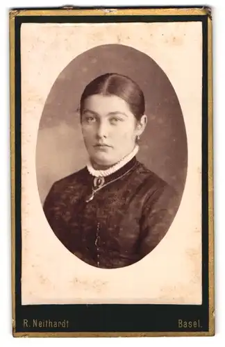 Fotografie R. Neithardt, Basel, St. Clara-Strasse 54, Portrait junge Dame mit Kragenbrosche und Medaillon