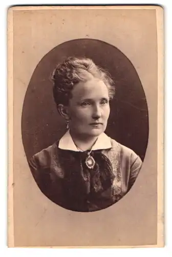 Fotografie Taeschler-Signer, Basel, Steinentorberg 20, Portrait bürgerliche Dame mit Amulett