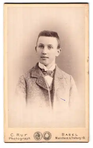 Fotografie C. Ruf, Basel, Steinentorberg 20, Portrait junger Mann in modischer Kleidung