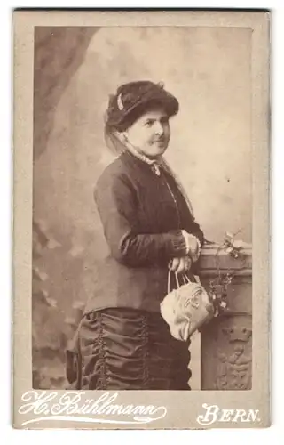 Fotografie H. Bühlmann, Bern, Bankgässchen, Portrait hübsch gekleidete Dame mit Handtasche