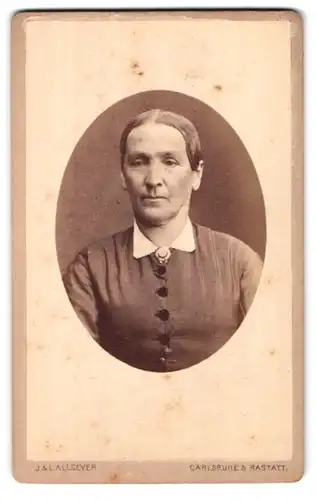 Fotografie J. & L. Allgeyer, Carlsruhe, Portrait ältere Dame mit Kragenbrosche
