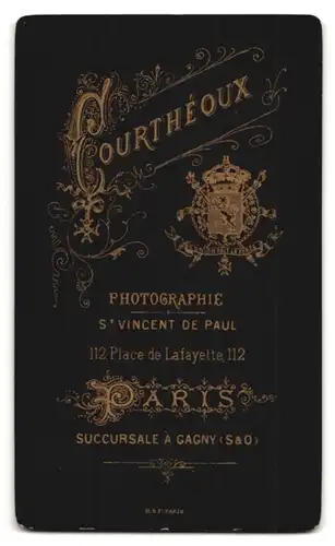 Fotografie Courthéoux, Paris, 112, Place de Lafayette, 112, Portrait ältere Dame im hübschen Kleid