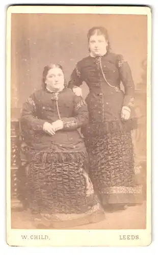 Fotografie W. Child, Leeds, 14 Wellington Street, Portrait Portrait zwei bürgerliche Damen in hübscher Kleidung