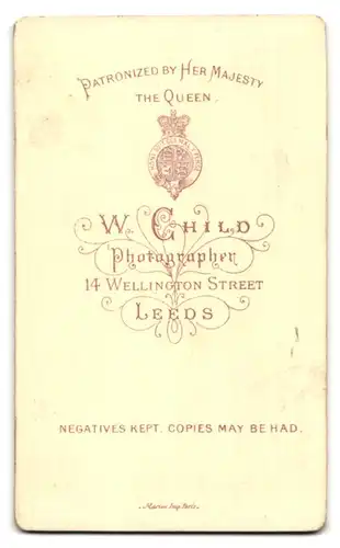 Fotografie W. Child, Leeds, 14 Wellington Street, Portrait Portrait zwei bürgerliche Damen in hübscher Kleidung