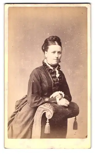 Fotografie W. Nichols & Sons, Cambridge, Portrait junge Dame in hübscher Kleidung