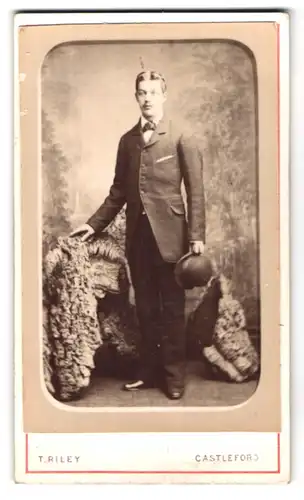 Fotografie T. Riley, Castleford, Portrait junger Herr in modischer Kleidung