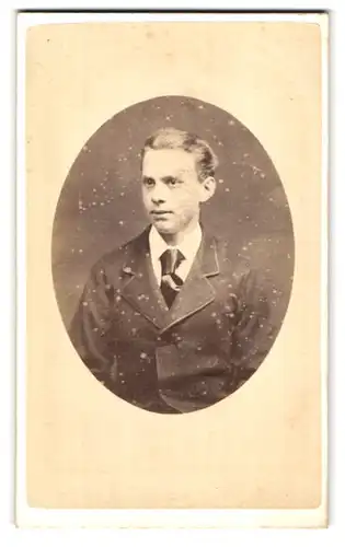 Fotografie Mess. Dexter & Sons, Kings Lynn, Athenaeum Parade, Portrait junger Mann im Anzug mit Krawatte