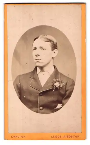 Fotografie F. Walton, Leeds, Portrait junger Mann in modischer Kleidung