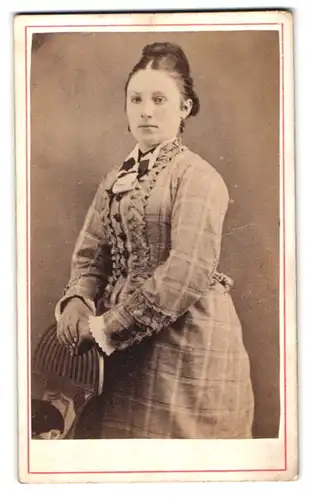 Fotografie A. Mace, Hunstanton, Portrait junge Dame in modischer Kleidung