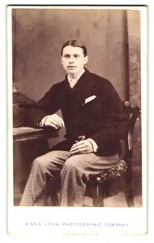 Fotografie King`s Lynn Photographic Company, King`s Lynn, 4, London Road, Portrait modisch gekleideter Herr mit Stock