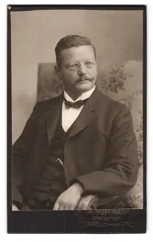 Fotografie Th. Hoffmann, Basel, Clarastrasse 36, Portrait eleganter Herr mit Zwicker und Oberlippenbart