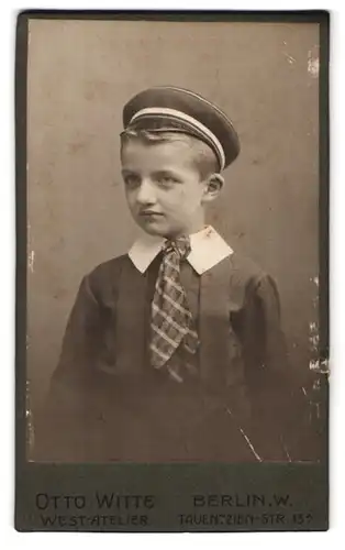 Fotografie Otto Witte, Berlin-W, Tauentzien-Strasse 13 a, Portrait modisch gekleideter Junge mit Schirmmütze